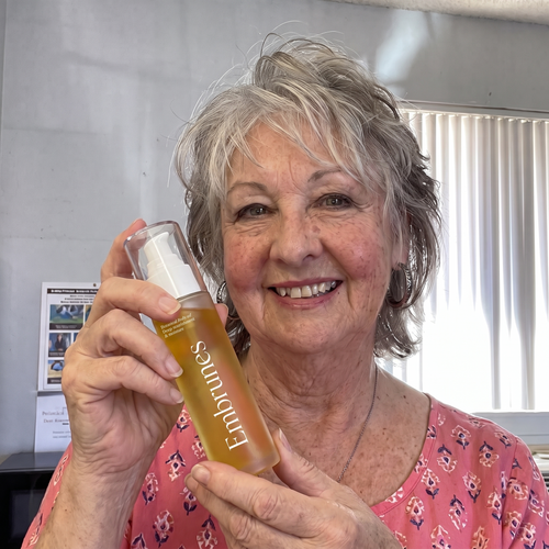 Claudia D. avec son flacon Embrunes